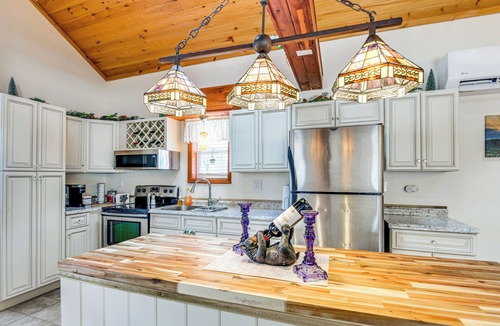 Peru Cabin | 2 Mi to Lake Champlain! 4 Riverfront Cabins