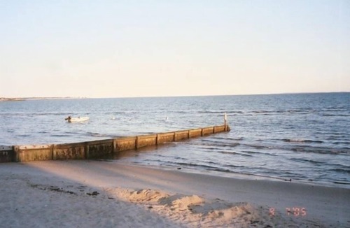 Westbrook Center Cottage | 2 mins/350 ft walk to West Beach, relaxing 3-BR sleeps 8 cottage with large yard