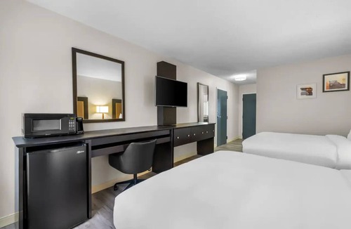 Brewerton Hotel | 2 Relaxing Units Perfect for Oneida Lake Adventures – Pets are Allowed