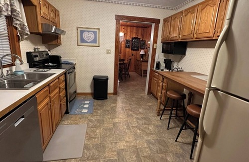 Supply House | 200.00 per Night! - 3 B/R house 2 miles to Holden Beach!