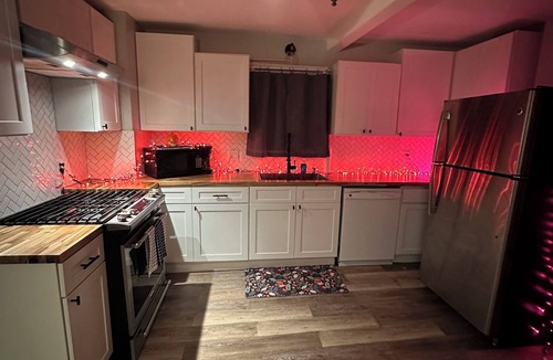 Charlotte House | 3-bedroom Beach House in Beautiful Charlotte near Beach with AC/Heat and Wi-Fi