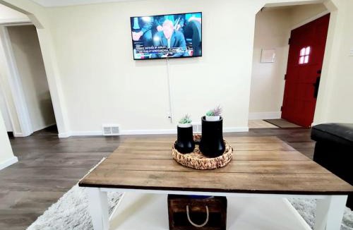 Harper Woods Apartment | 3 bedroom home in great area - Long stay discounts