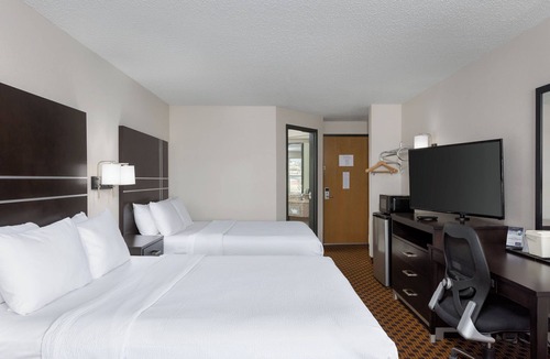 Graysville Hotel | 3 Separate Hotel Bedrooms with 2 Queen Beds in each room with attached bathroom