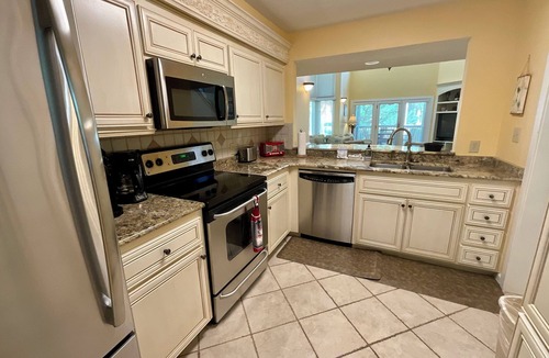 Arcadian Shores Villa | 3A Windermere by the Sea - access to all amenities!
