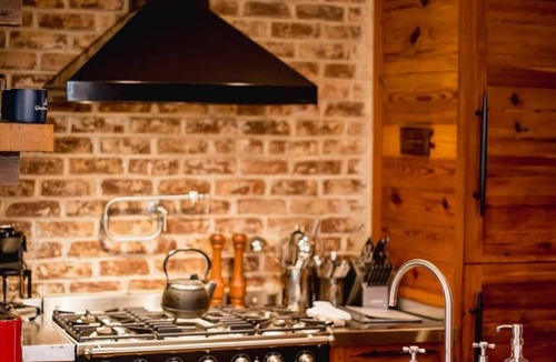 Cannonborough Elliotborough Apartment | 3BR Family Retreat | EV Charging, Porch & Parking | Walk to MUSC | Charleston