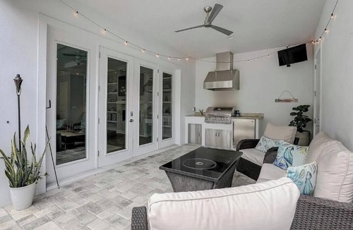 Courier City - Oscawana House | 4 Bed 2.5 Bath SOHO Walkers Paradise