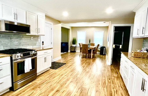 Springfield Apartment | 5 bedroom with parking for families and groups.