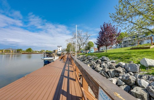Phoenix Apartment | 8 Mi to Micron Technology! River-View Apt!