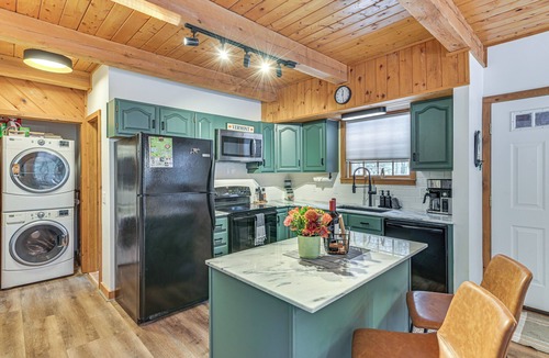 Wilmington Cabin | 8 Mi to Mt Snow: 'Cozy Bear Cabin' w/Hot Tub!