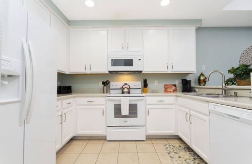 West Kissimmee Condo | 9.1 miles from Disney World, Sleeps 8-10, heated pool, hot tub, private balcony