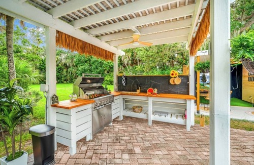 Largo Villa | 9BR Htd Pool Hot Tub Outdoor Cinema Games