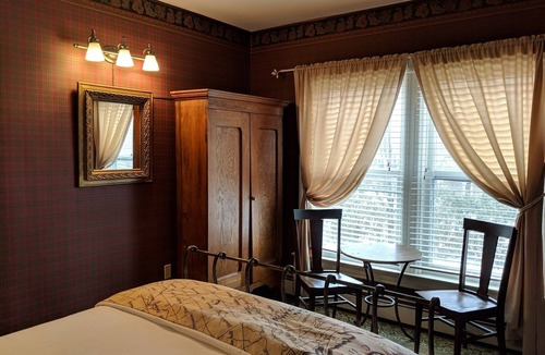 Shelburne Bed & Breakfast | A cozy 2nd Floor Queen B&B guestroom in Downtown Shelburne - Delicious Breakfasts! TRA