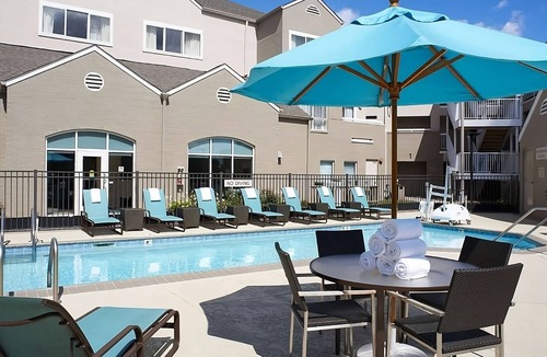 Warren Hotel | A Place You'll Surely Enjoy! Minutes to Detroit Zoo, Free Breakfast, Parking!