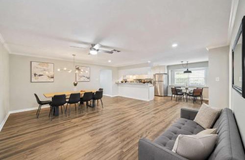 Texas City House | Amazing 4BR 2BA Winter Home with Pool & Game-Movie Room