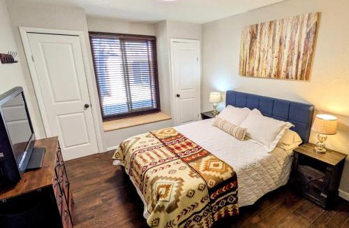 Northeast Santa Fe House | Artist Rd Retreat -Walk to Plaza, nestled in the Foothills of the Mountains