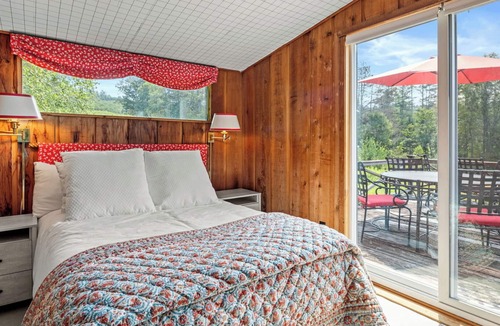 Moscow House | Authentic Stowe Retreat; Cathedral Great Room, Pond, Views; 5 min to Trapp