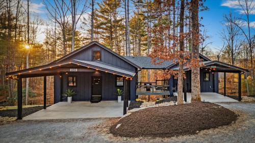 Horse Shoe House | Backwoods Getaway Cozy Villa for 12 with Hot Tub Game Room