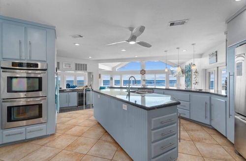 Bermuda Beach House | Beachfront 5BR | Hot Tub & Sauna | Wraparound Deck | Sleeps 14 | Pet-Friendly