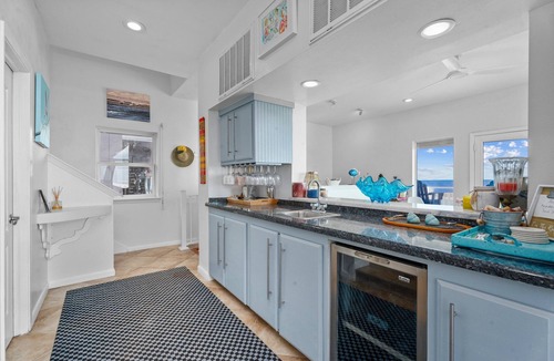 Bermuda Beach House | Beachfront 5BR | Hot Tub & Sauna | Wraparound Deck | Sleeps 14 | Pet-Friendly