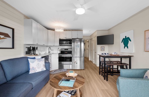Hilton Head Island Villa | Beachfront Couples Coastal Getaway Renovated I Pool I Balcony I AC Oceanviews