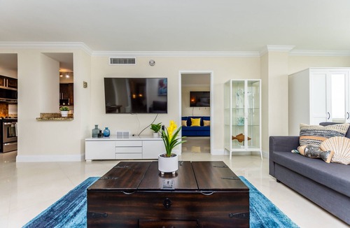 Galt Mile Apartment | BEACHFRONT: Luxe 3-Bedroom Condo with POOL!