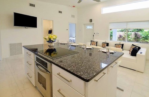 East Fort Lauderdale House | BEACHFRONT, OCEAN! 2 BEDRMS, 3 BATHRMS, Discounts for longer stay APP-VRR1500402