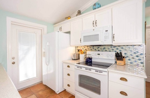 Holmes Beach Villa | Beachside 2BR AMI Villa with Pool Access