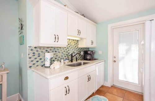 Holmes Beach Villa | Beachside 2BR AMI Villa with Pool Access