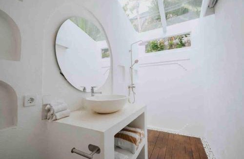 Batu Bolong Villa | Beachside Villa - Walk to Canggu Beach