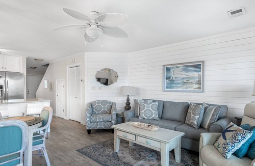 Miramar Beach Villa | ~ Beautiful 3Br/2Ba ~ 3 Minutes to Beach ~ Seascape Lakefront