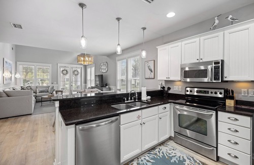 Laurel Grove House | Beautiful - 6 pax Golf Cart w optional 4 pax, Pool, HotTub, Gym, Pet Friendly