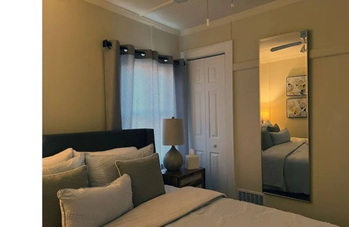 Fairview Cottage | Beautiful Cottage in Hyde Park!