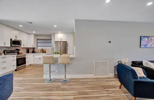 Highland Garden Villa | Beautifully Renovated Villa 10 min from the beach!