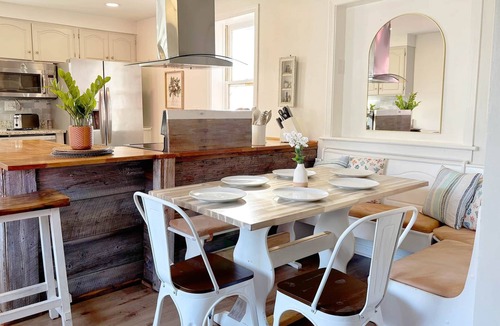 Columbia House | Big Red Columbia Living near DT, USC, Ft. J! Pets!