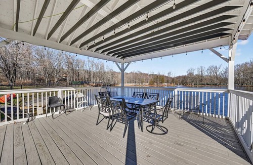 Monroe Apartment | Boutique King Suite at Orchard Lake Private Farm