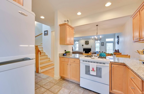 West Hartford Apartment | Bright Condo w/Community Perks: Near Ski Quechee!