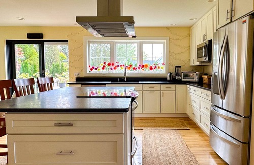 Burlington House | Bright, modern, spacious south end 5-bedroom home