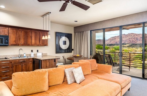 Ivins Villa | Bright Room in Southern Utah w/Stunning Mountain Views - Ideal Relaxation Spot