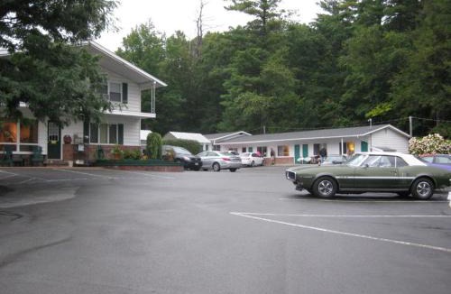 Lake George Hotel | Brookside Motel & Cabins