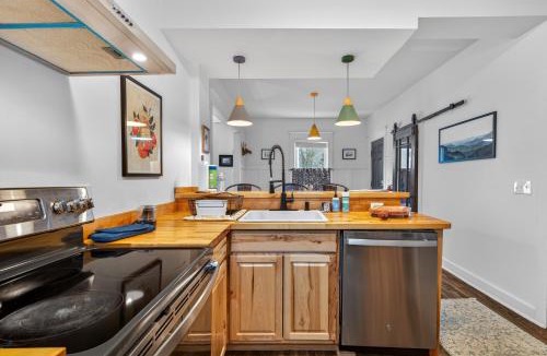 Old North End Apartment | Burlington Downtown Gem Walk to Church St & Lake