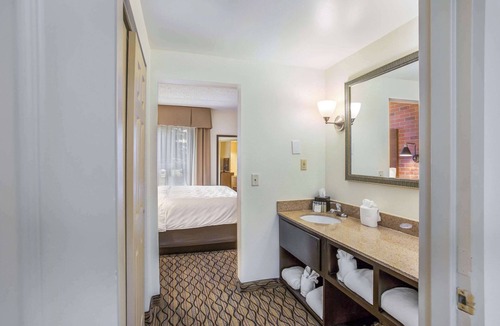 New Hartford Hotel | Burrstone Inn, an Ascend Collection Hotel