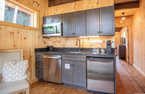 West Jefferson Cabin | Camp 4 Tiny Homes | #5 Mount McKinley | 1 Mi. to Downtown West Jefferson