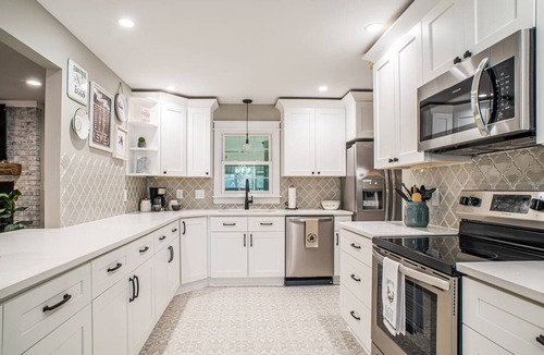 Madison House | Cape Cod Farmhouse ~ @hgtvbnb ~ Charmingly Remodeled near Downtown Madison!
