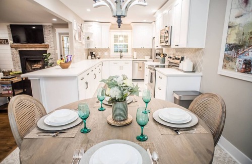 Madison House | Cape Cod Farmhouse ~ @hgtvbnb ~ Charmingly Remodeled near Downtown Madison!