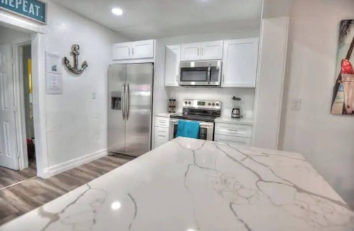 South Middle River Cottage | Casa Colorida: Private Pool & 10 min to Fort Lauderdale Beach and Las Olas