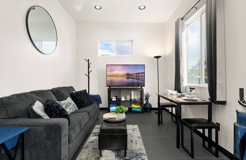 Del Aire House | Charming 1Bed/1Bath w/Washer&Dryer, 10 Min to Beach! Near Sofi Stadium & Forum!