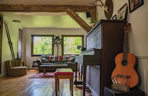 Waterbury House | Charming 2-bedroom farmhouse in beautiful Moretown with AMAZING views!