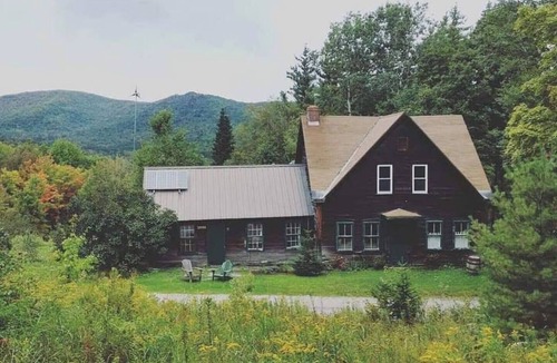 Waterbury House | Charming 2-bedroom farmhouse in beautiful Moretown with AMAZING views!