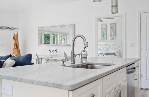 Galway House | Charming 2-bedroom house with AC, WiFi with mountain and lake views!