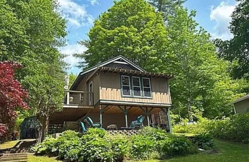 Bomoseen House | Charming 2-bedroom lake front house with WiFi, AC on scenic Lake Bomoseen